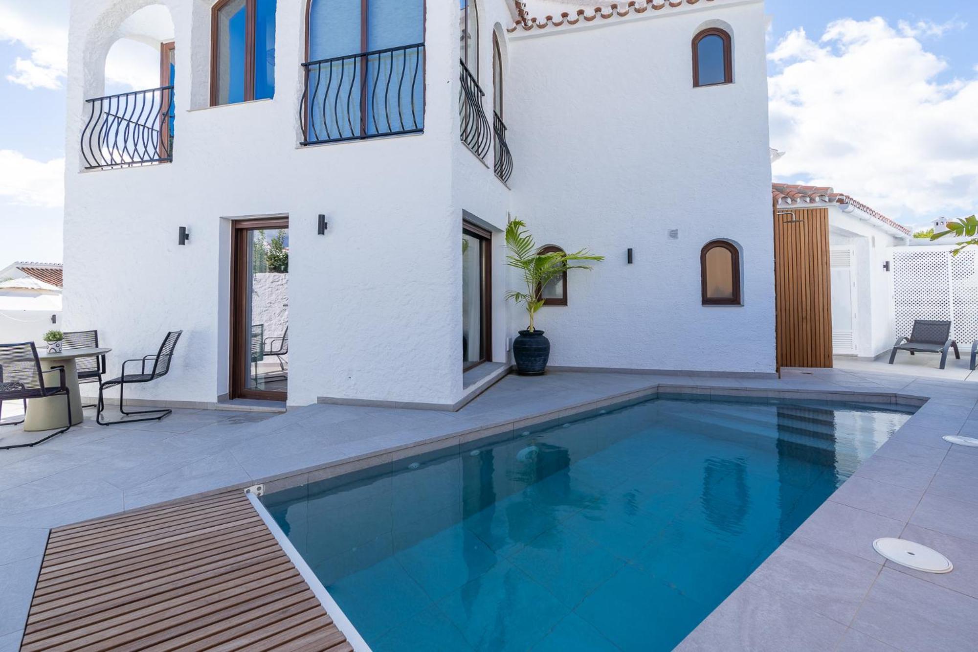 Luxury House With Private Heated Pool In Nerja! Hébergement de vacances *